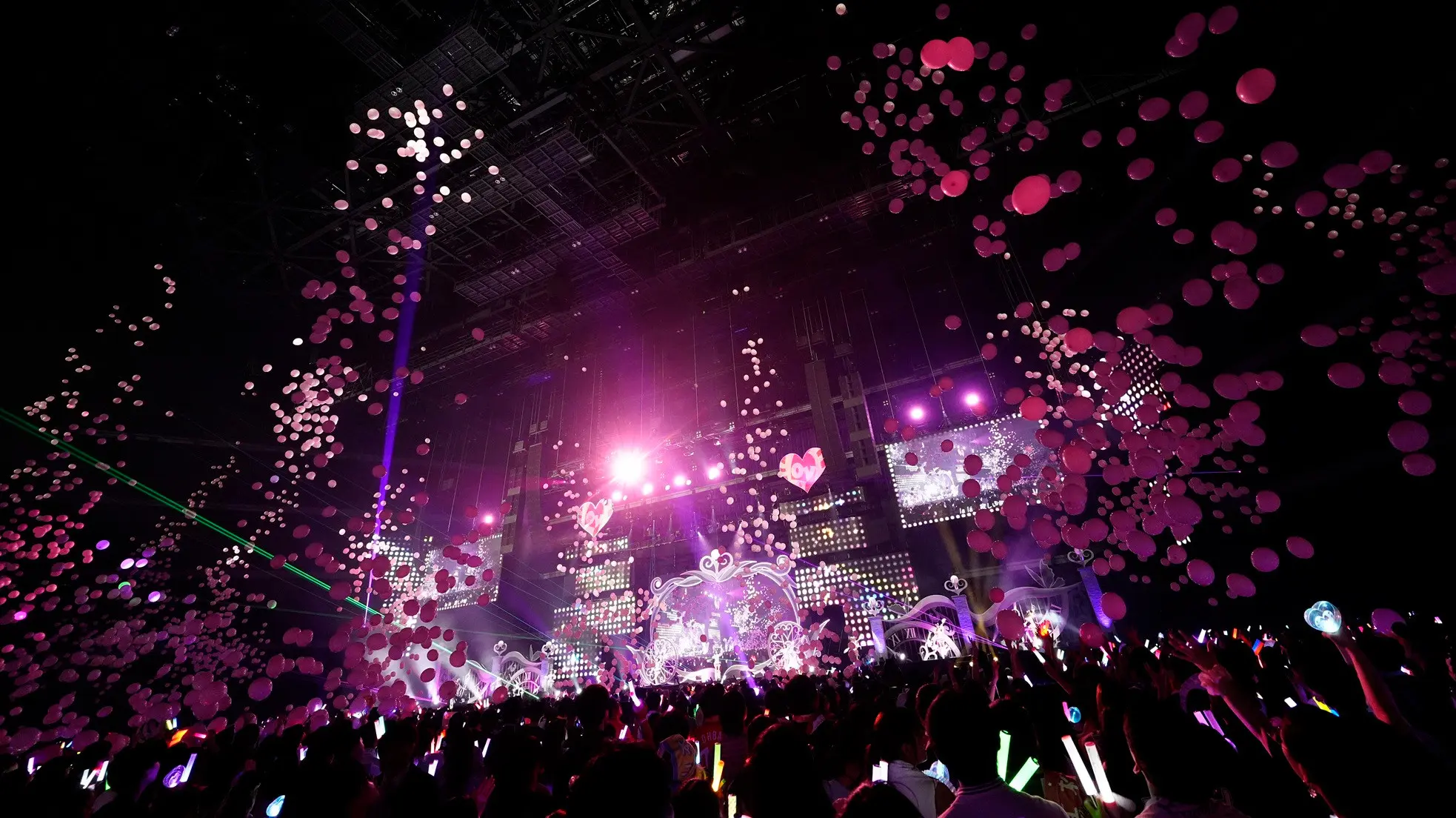 =LOVE 7th ANNIVERSARY PREMIUM CONCERT THE MOVIE backdrop